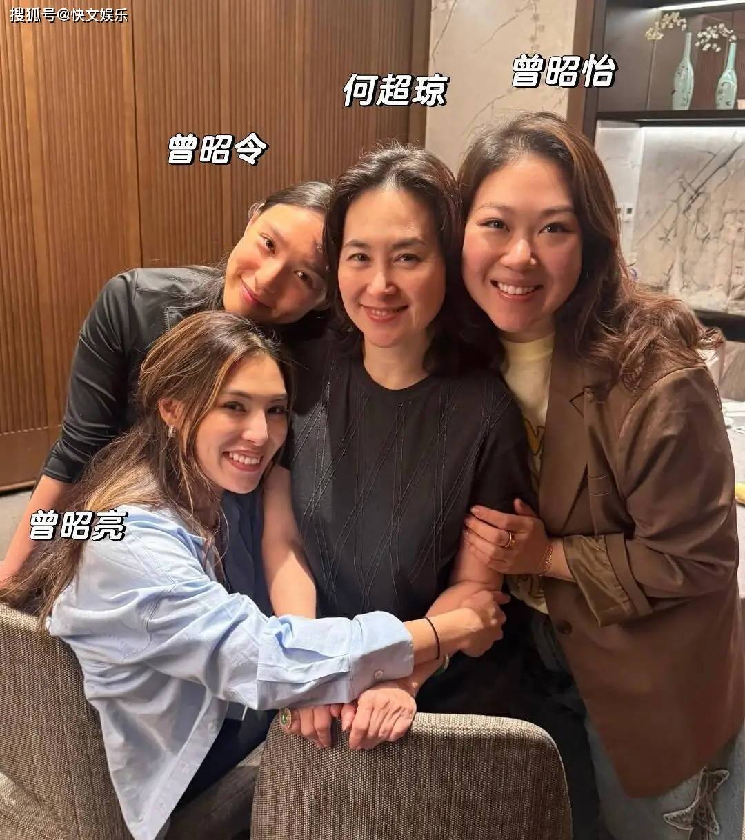 原创            62岁何超琼与干女儿聚餐！一生未婚无儿无女，靠认干女儿体验亲情