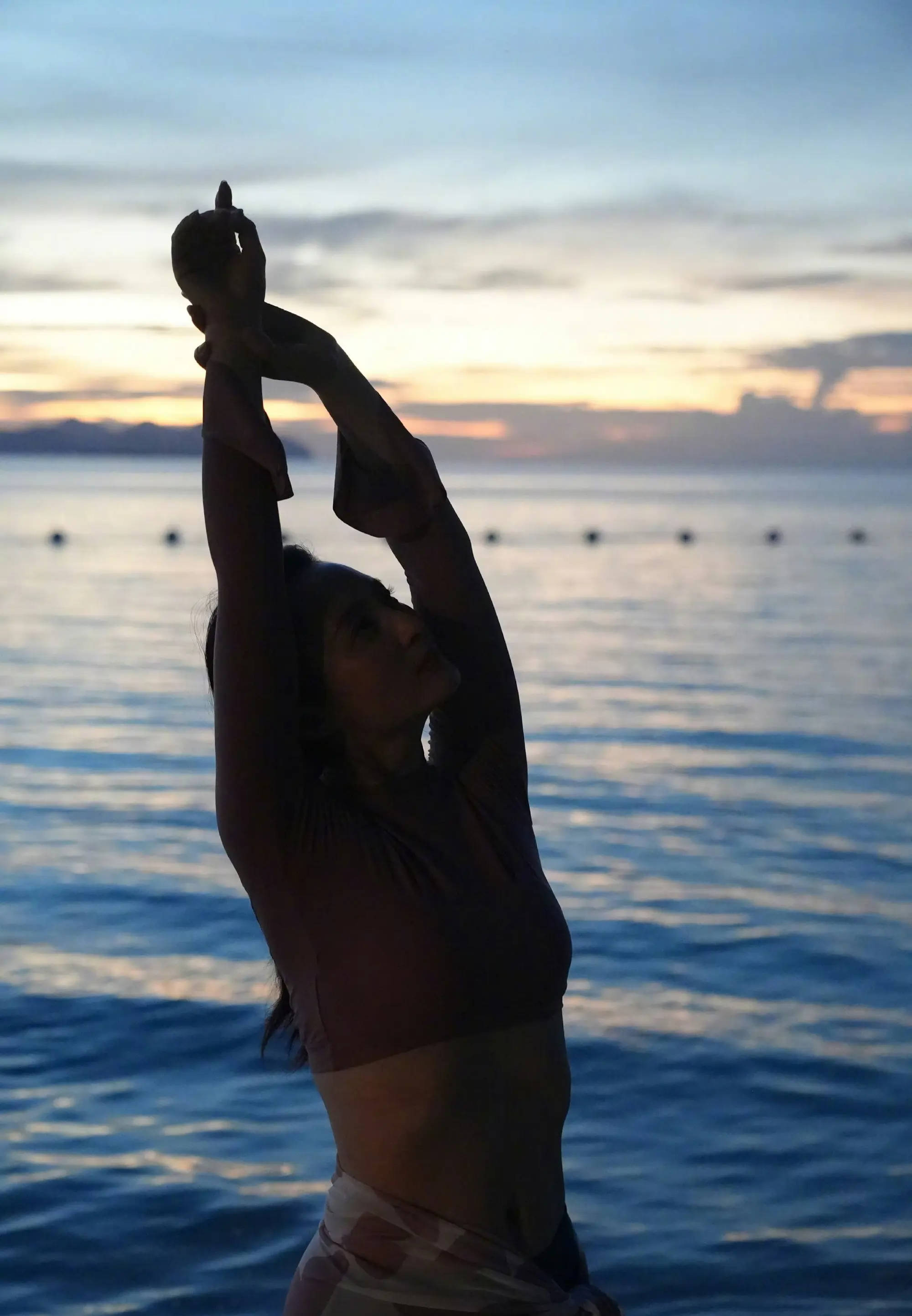 49岁蒋勤勤罕见晒泳装照 腰肢纤细状态超好