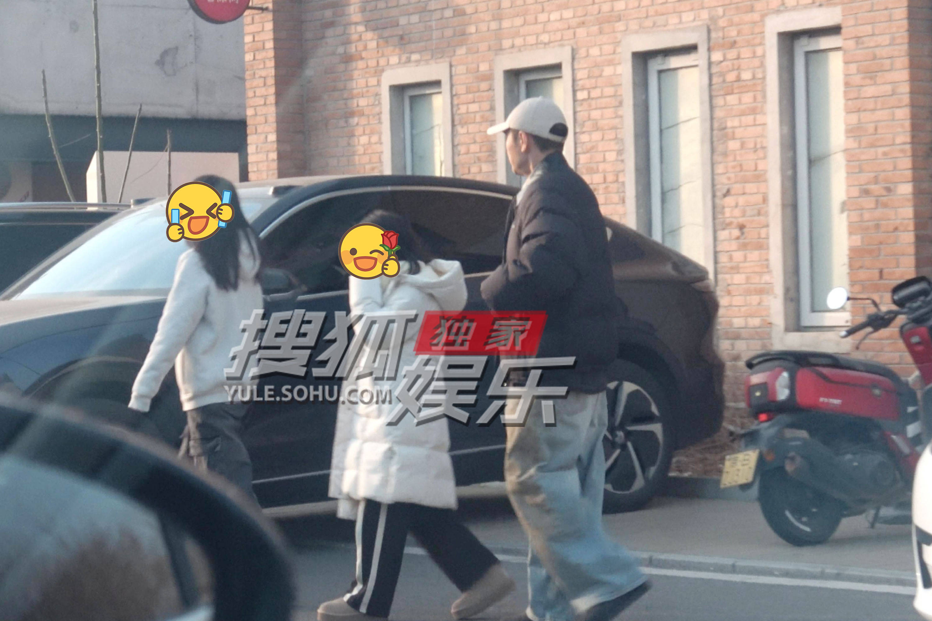 独家：大鹏工作结束后带俩女儿散步 全程默默陪伴