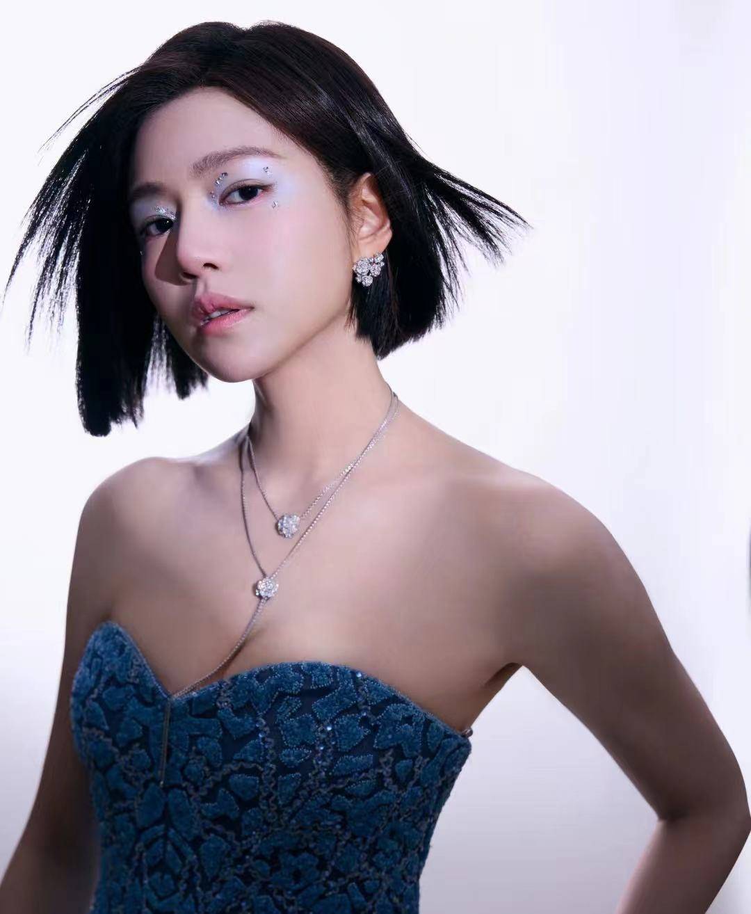 原创            陈妍希离婚后首发文，晒出和何炅黄磊合照，表示学会接受和放下