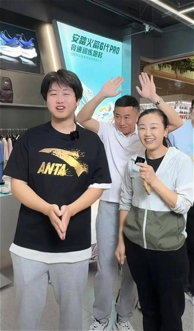 孙卓首次直播带货销量数百万，母亲彭四英：想让他提升口才