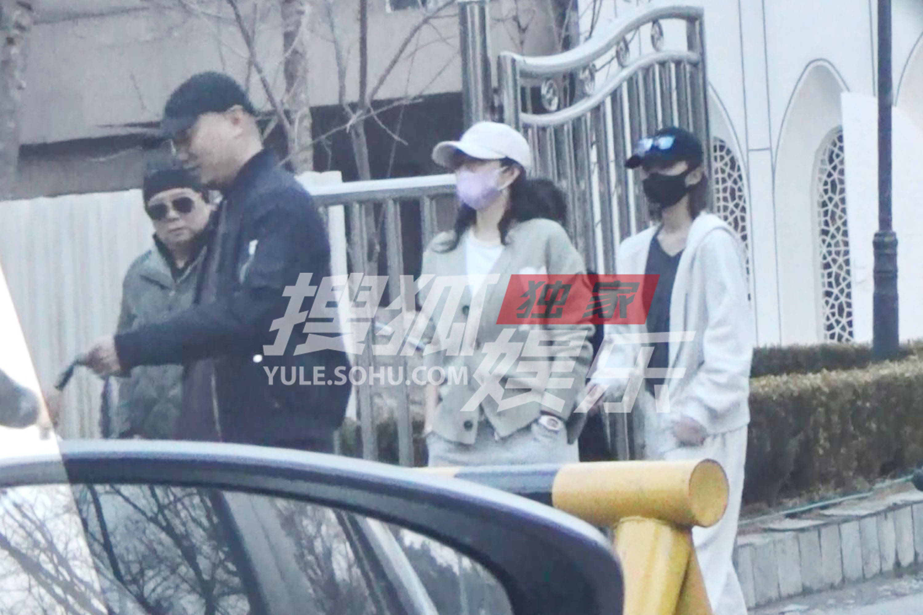 章子怡素颜会友宽松穿搭 昂首而行魅力十足