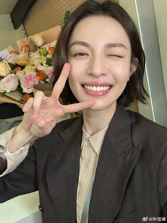 原创            32岁钟楚曦庆贺生日！她肤白貌美大长腿性感撩人