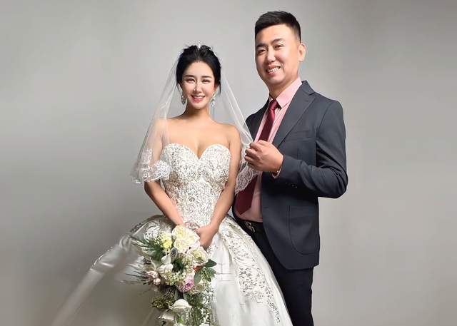 原创            41岁港星嫁到山东农村!摆流水席头戴一枝花,不穿婚纱改穿大红衣