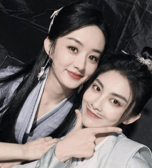 原创            赵丽颖王伊瑶合拍李羲承进行曲