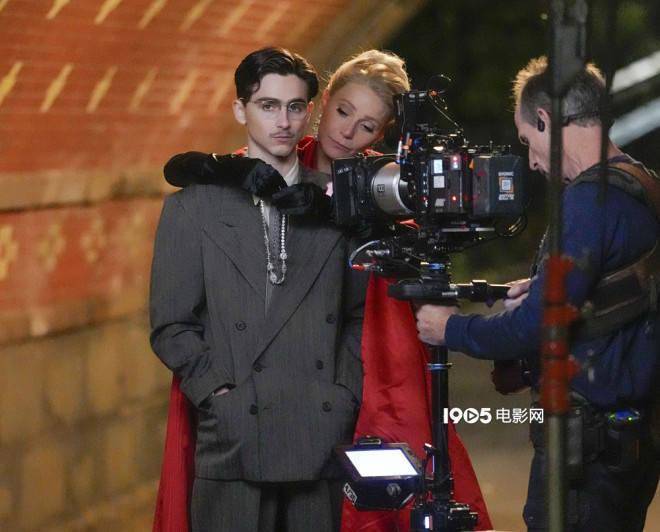 小辣椒谈与甜茶拍吻戏 亲密指导让她感到“窒息”