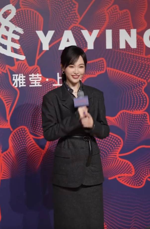 唐嫣参加上海时装周看秀状态佳 扎高马尾又甜又酷