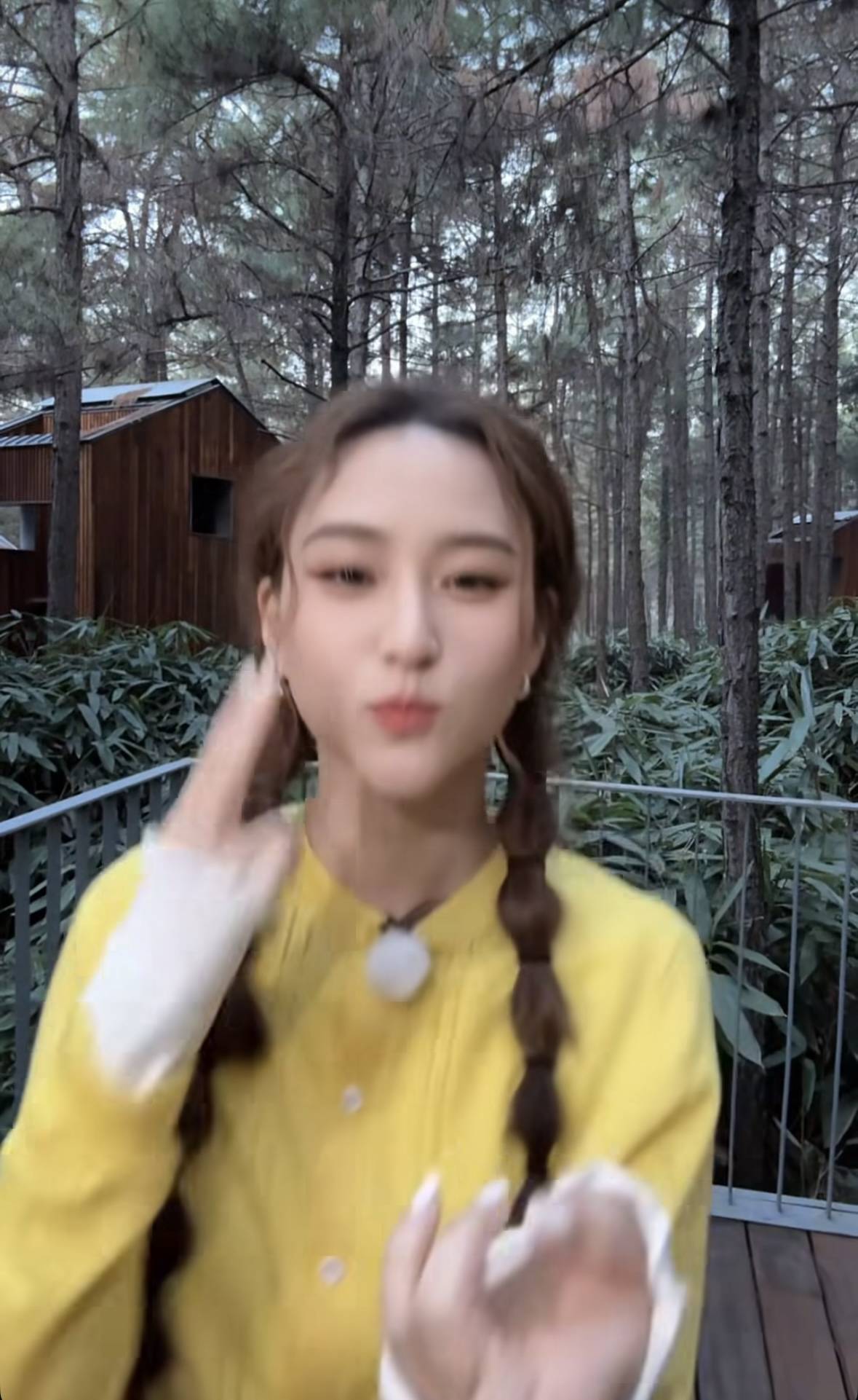 原创            何超莲携弟弟亮相综艺，姐弟自拍何猷启一脸腼腆，身材高大太上镜