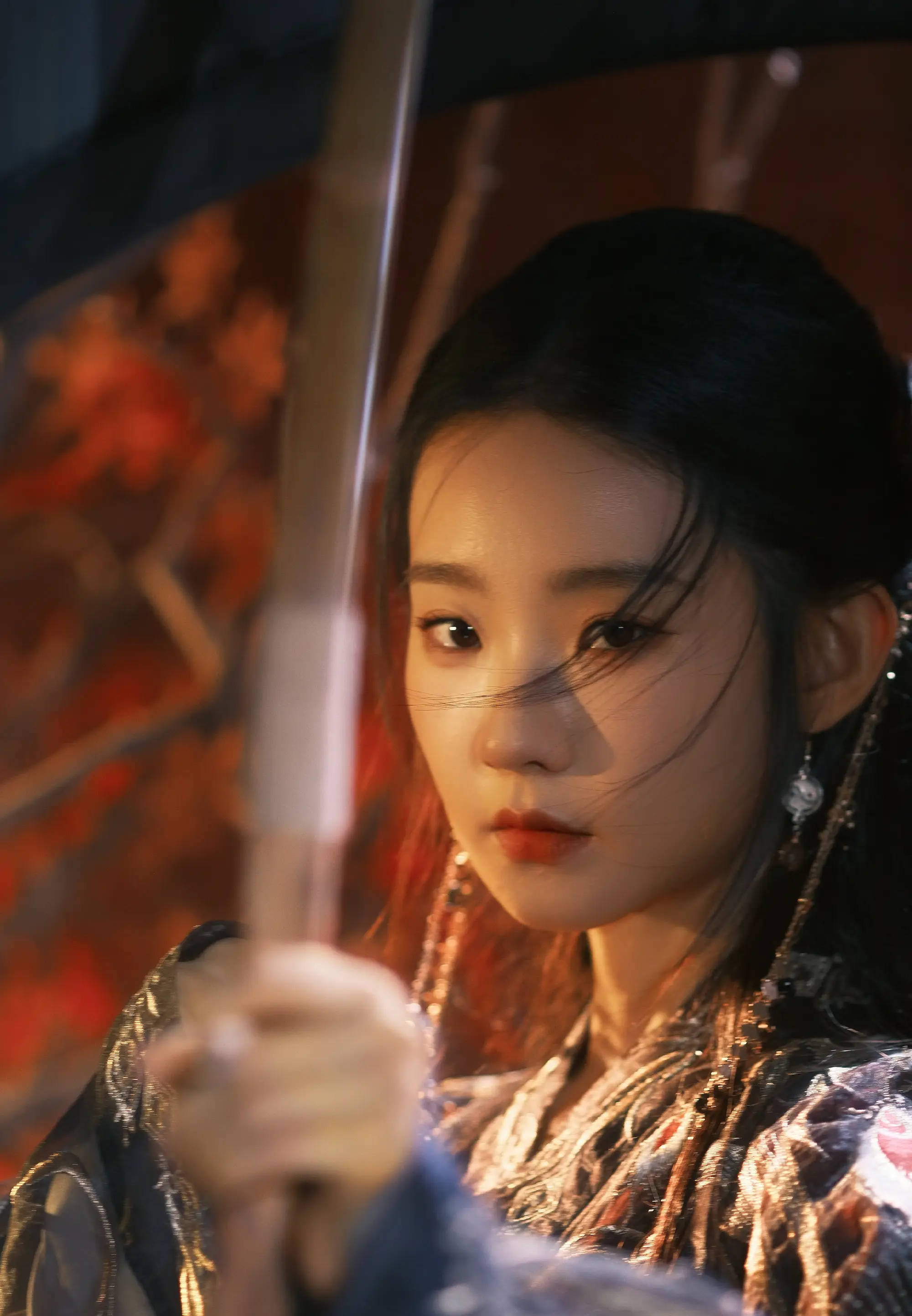 张艺凡化身侠女英姿飒爽 手执酒杯眼神犀利