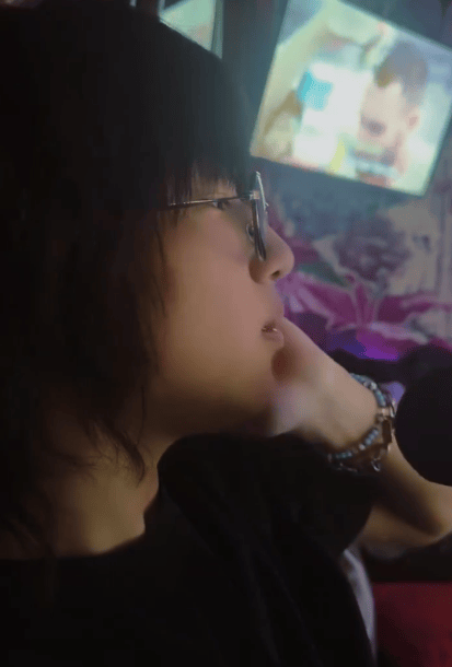 白百何晒17岁大儿子唱歌视频 遗传爸爸好嗓音