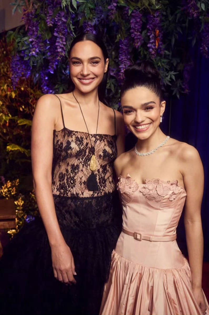 《白雪公主》洛杉矶举行首映礼 “白雪公主”与“邪恶皇后”同框