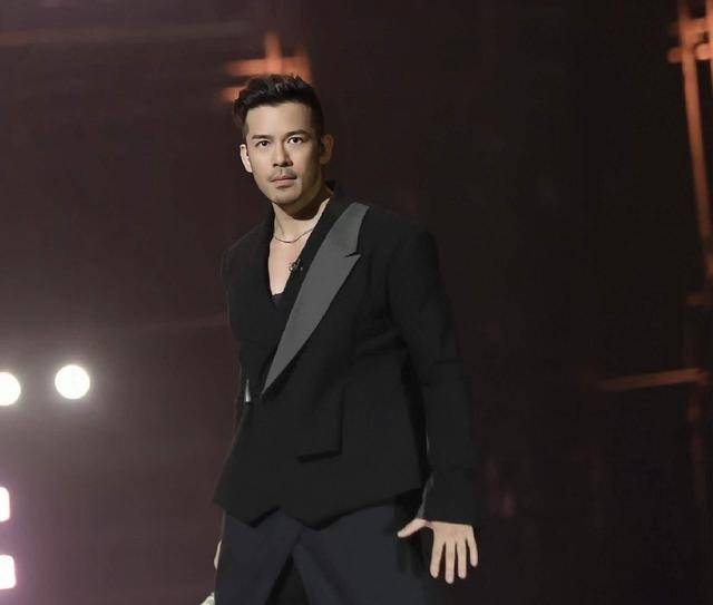 恭喜!香港知名男星分享誓词疑低调结婚,获女方赠送百万豪车