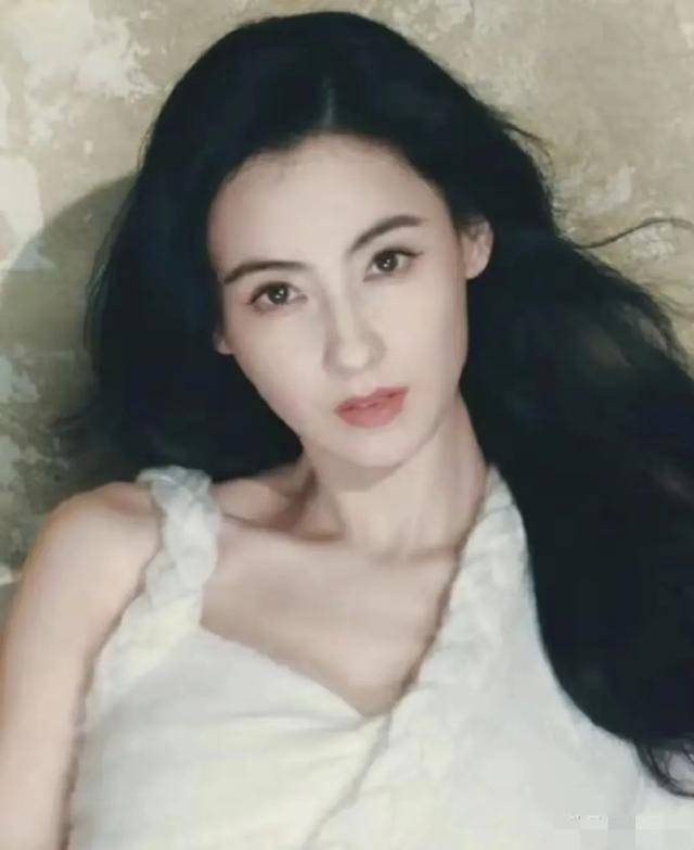 张柏芝罕见合照"翻车"，青涩时期气场颜值输给TVB三大花旦