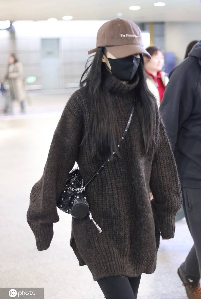 李沁到达上海机场 将出席电视剧品质盛典