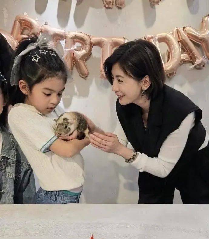 原创            贾静雯晒小女儿波妞八岁庆生照，修杰楷同框甜蜜出镜！