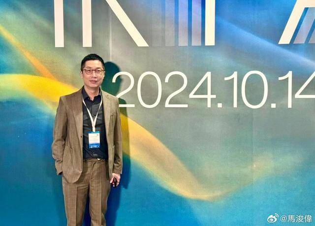 TVB前当家小生大学进修！与大学生合照被赞冻龄，两代人似同龄人