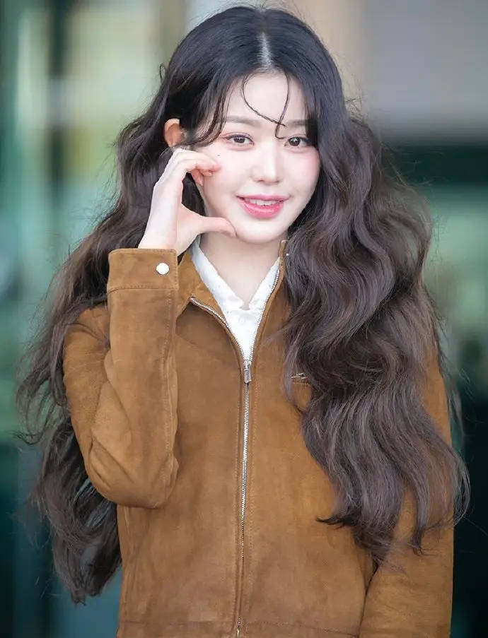 张元英出发巴黎时装周 一头波浪卷发轻盈俏丽