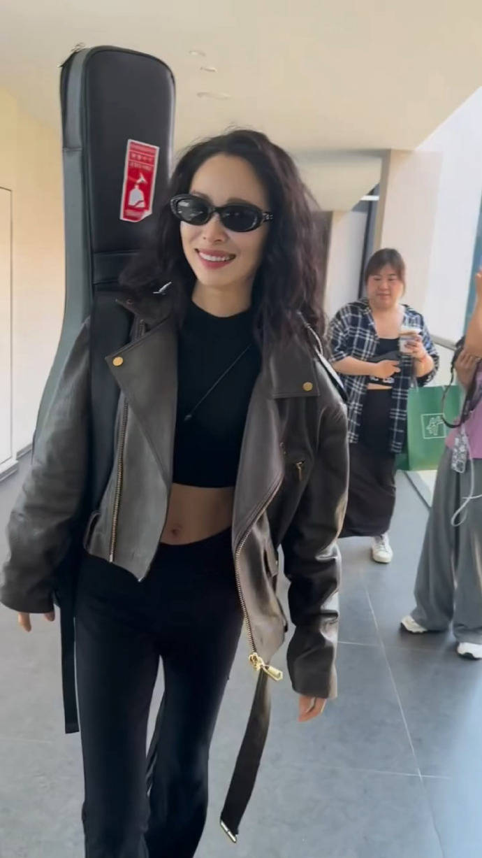 《浪姐6》一公舞台录制路透 江一燕背吉他叶童笑容灿烂