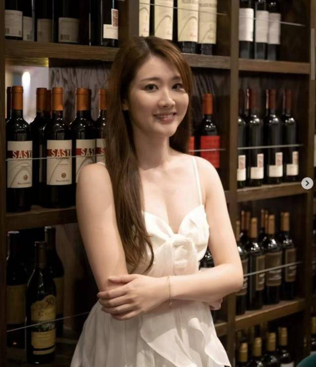 近况曝光！TVB小花回流加拿大当主持，终熬到女一今却等约满离巢