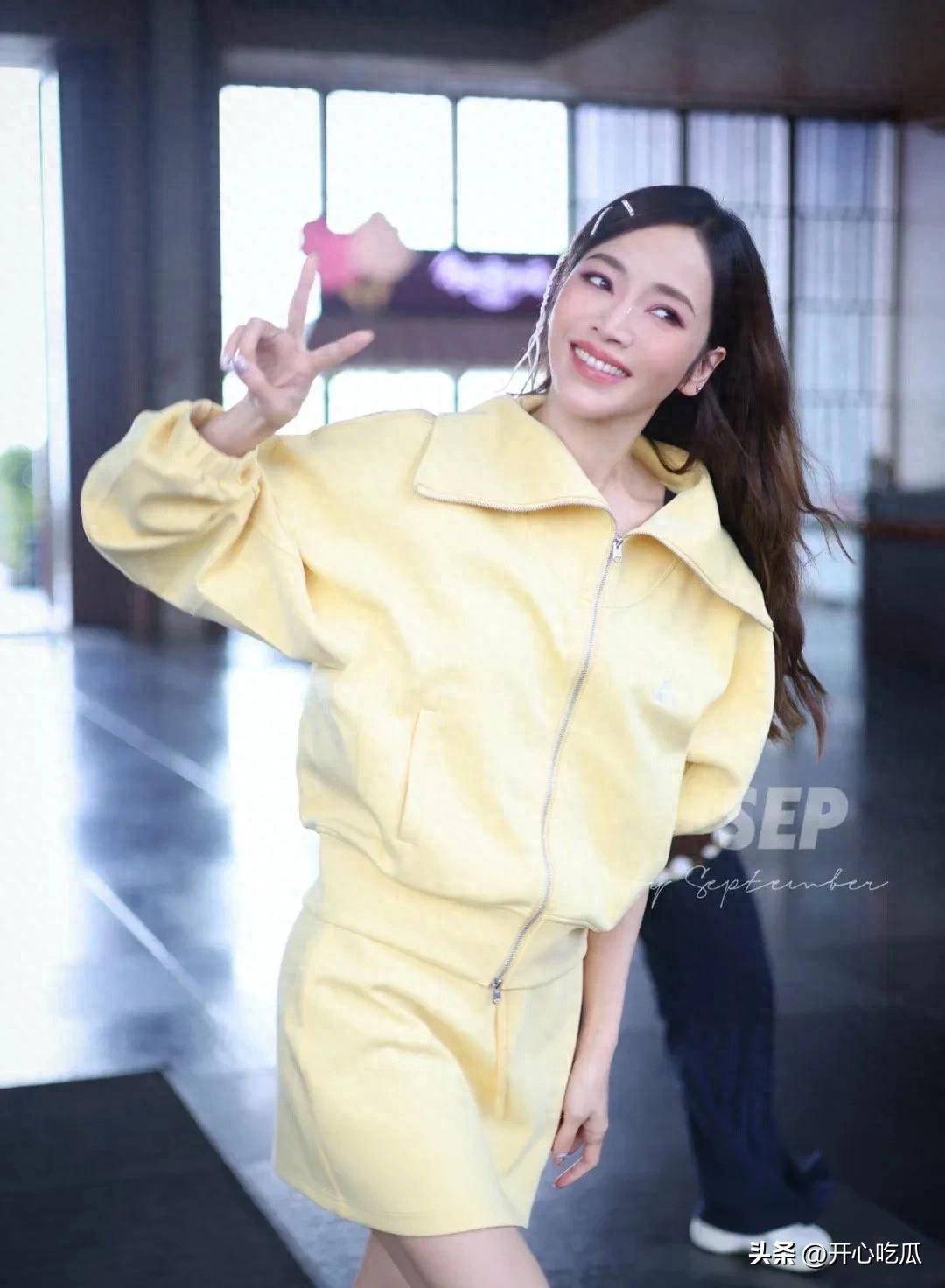 原创            当“周杰伦”出现在浪姐，侯佩岑的表情好尴尬，其他女星都在吃瓜