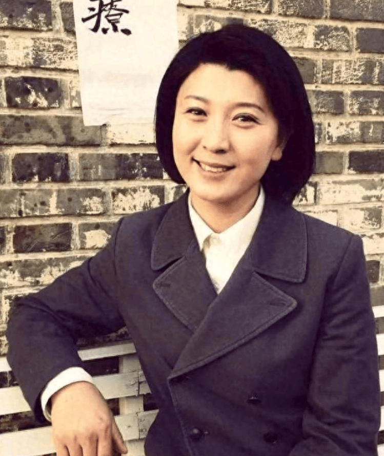 原创            闫学晶：与富商离婚后，嫁一米八的马明东，幸福美满