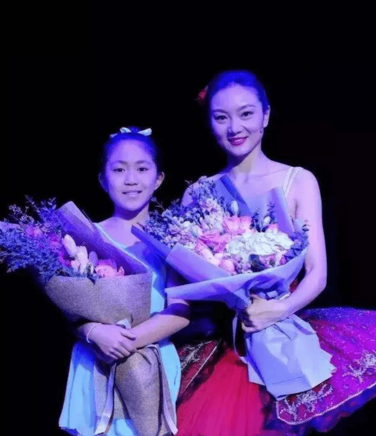 原创            陈婷现实长什么样？路人镜头才是“照妖镜”，突然就理解张艺谋了