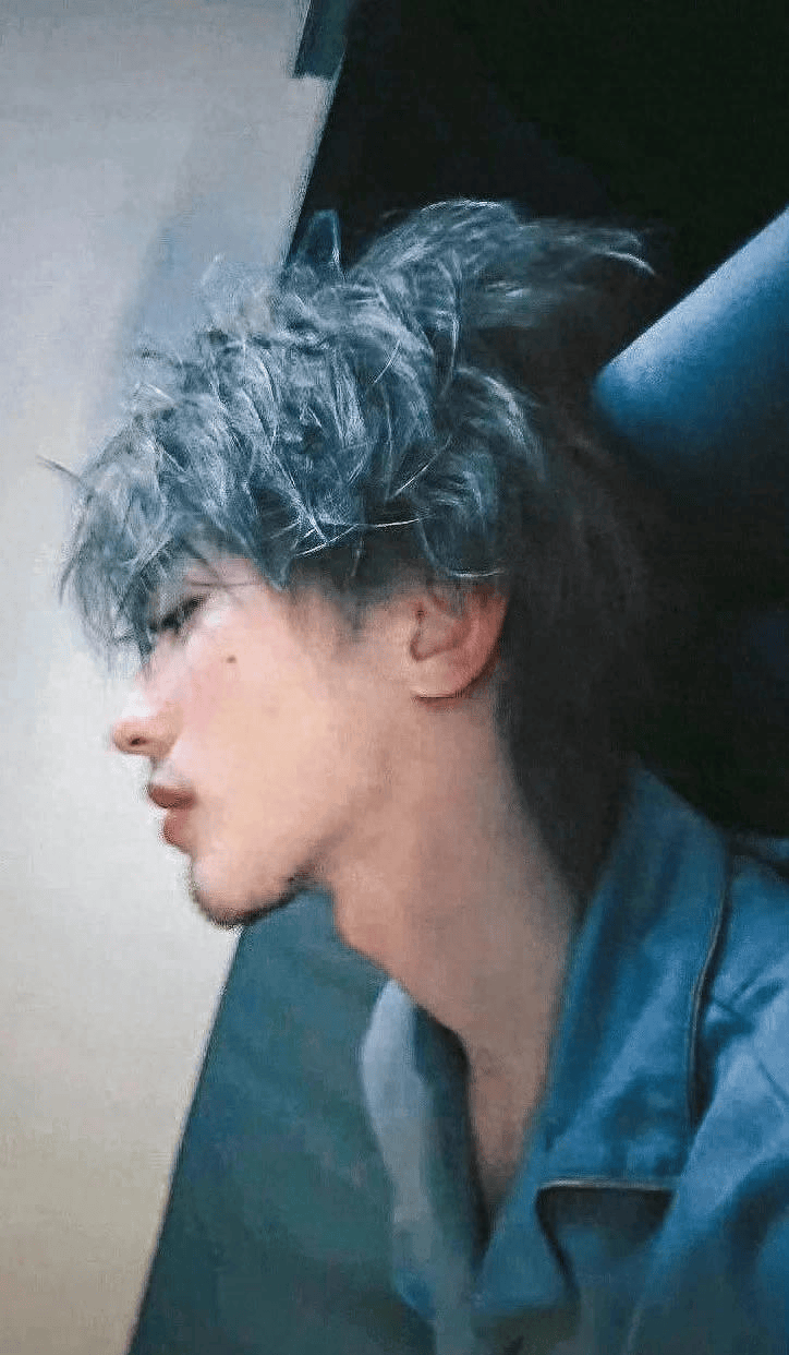 原创            在外国混的蔡徐坤蓝发胡茬新造型引发热议,网友:那也回不来了!