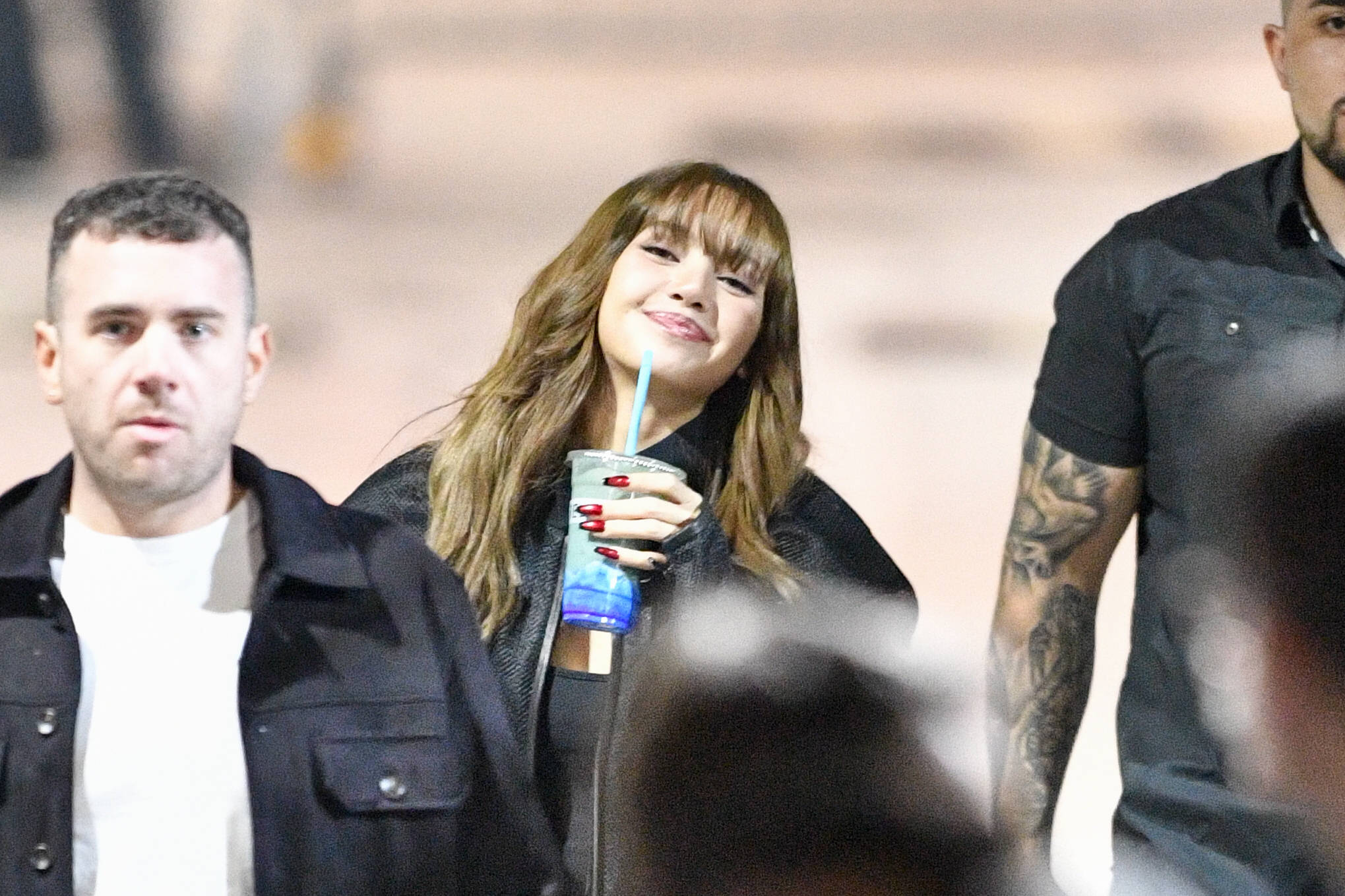 LISA手拎饮品笑容灿烂 身穿黑色夹克帅气飒爽