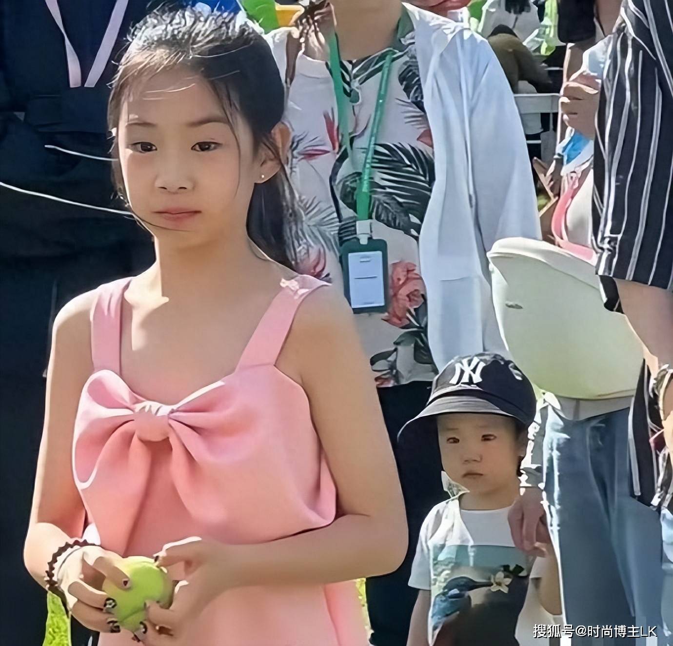 原创            10岁Lucky女大十八变！不再像妈妈戚薇，居然长成了李承铉翻版？