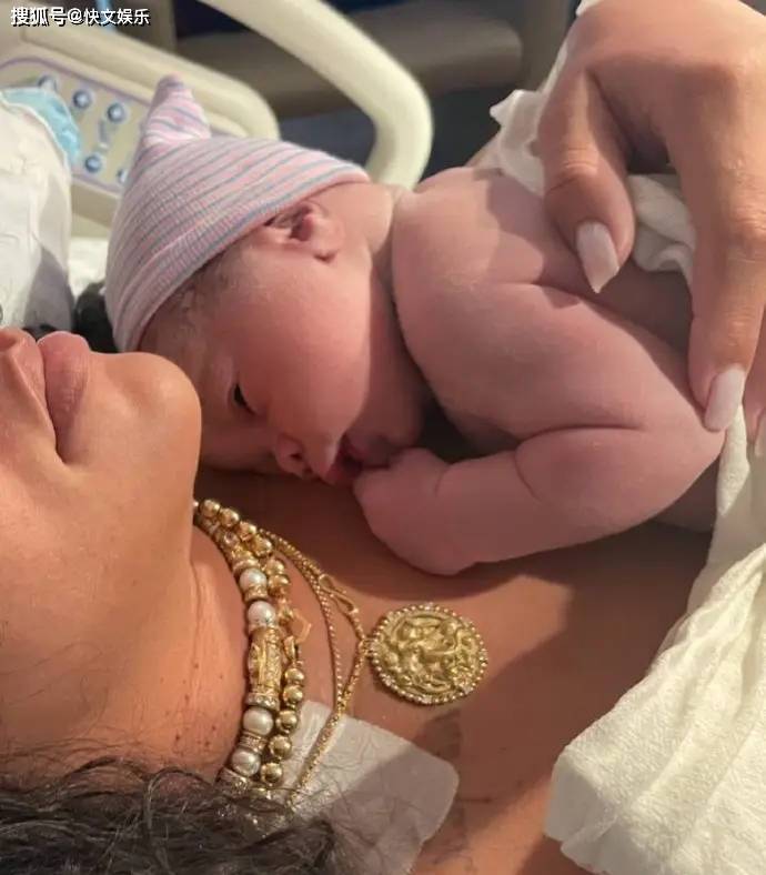 原创            蕾哈娜晒产子自拍旧照，分娩后表情淡定，自身的身体素质非常强大