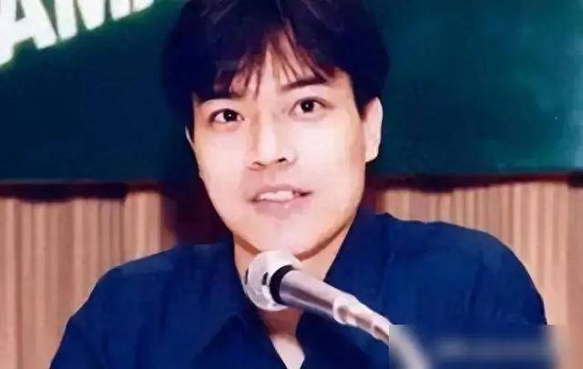 “癫王”洪朝丰忆患病心酸，承认双性恋，与宝咏琴两度“狗血”恋