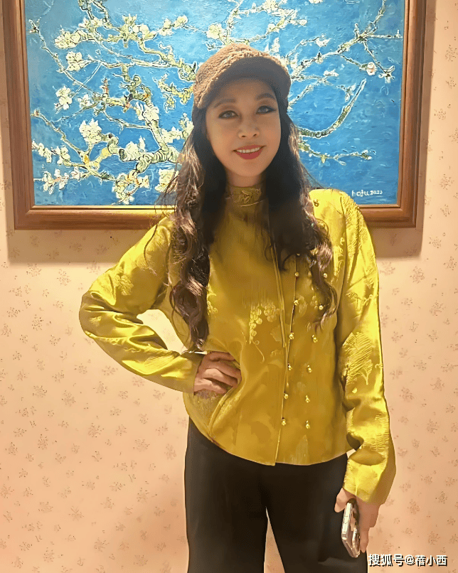 原创            74岁庆奶刘晓庆一点也不服老，烫大波浪卷发穿新中式，年轻又漂亮