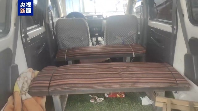 核载7人竟塞进17个娃！超员“黑校车”被查获