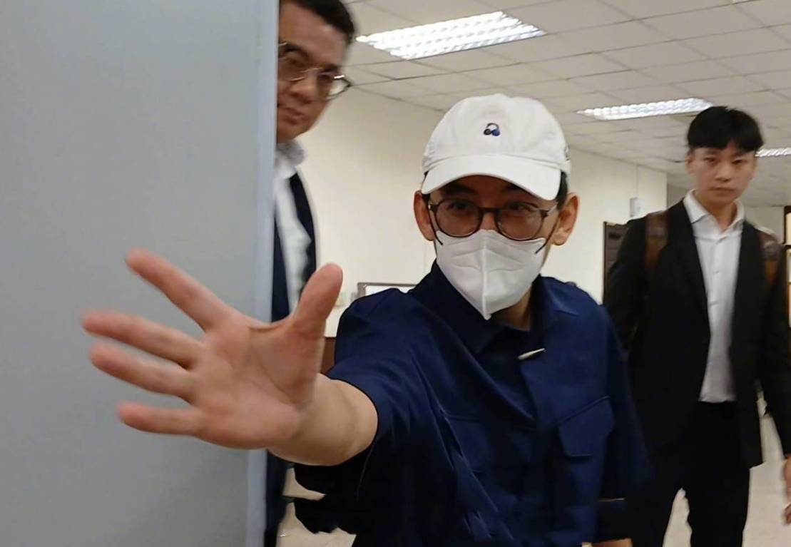 黄子佼涉嫌持有未成年人性影像案二审开庭 当场拒绝被害人的道歉要求