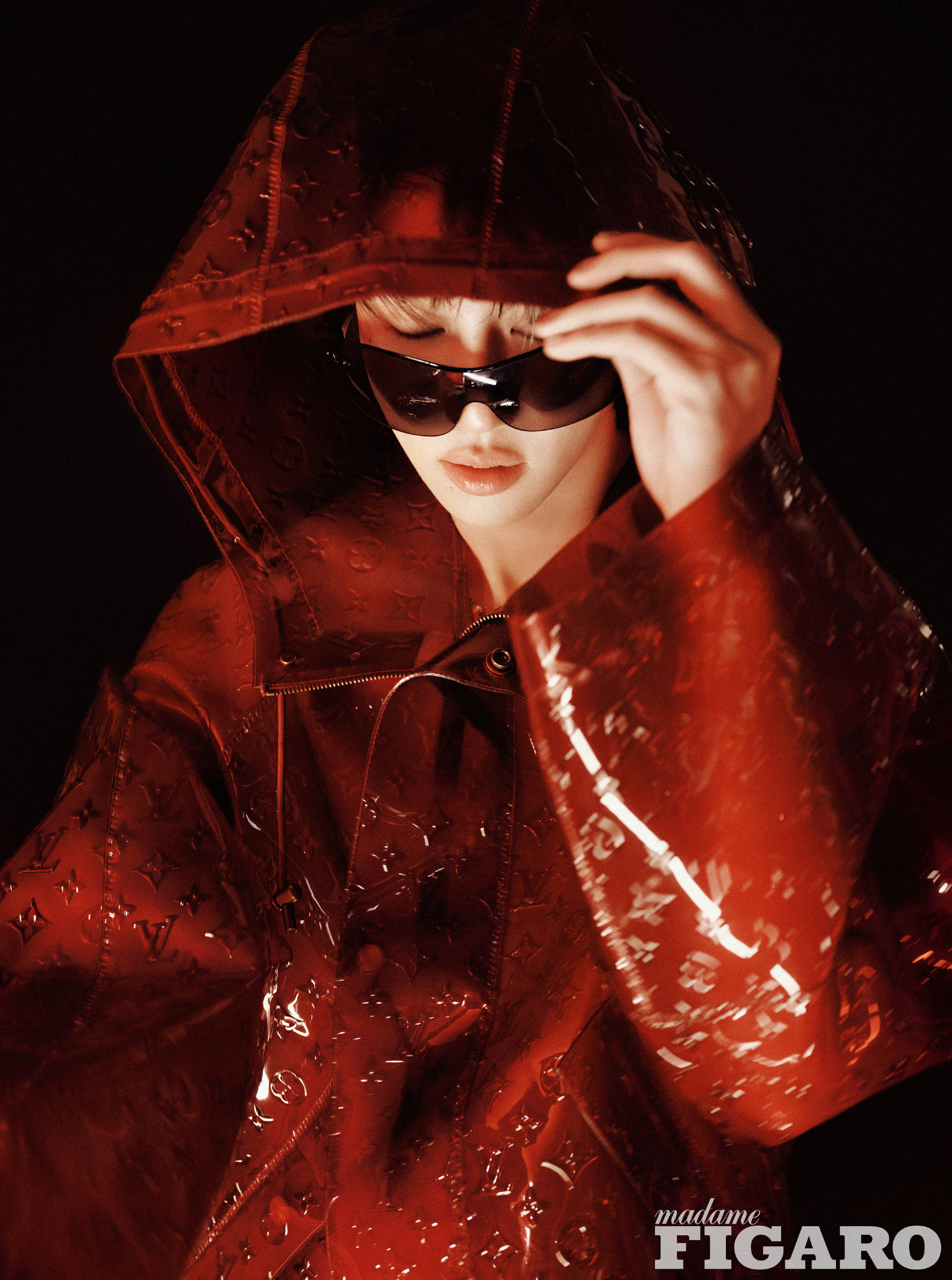 徐明浩身穿高定红色皮衣 时尚炫酷魅力十足