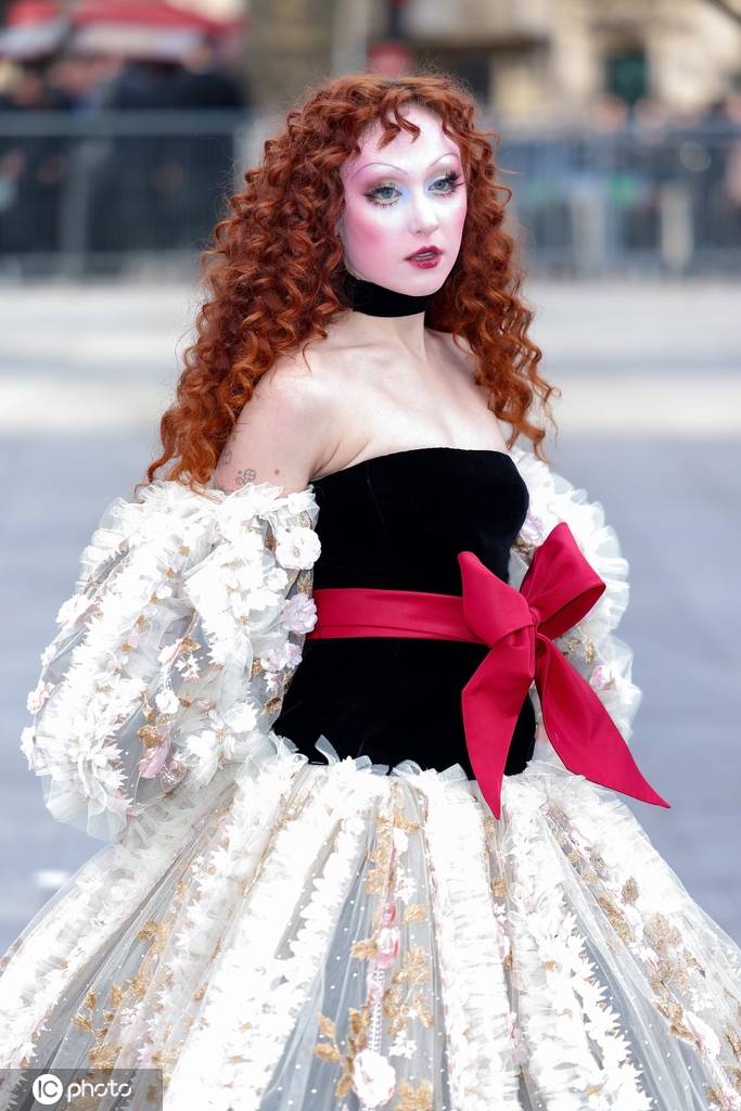 查普尔·罗恩现身Valentino 2025秋冬巴黎时装周秀场