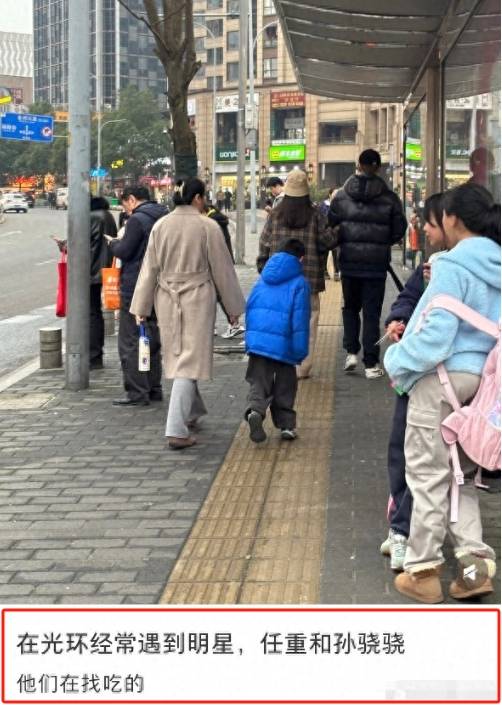 原创            任重孙骁骁香港吃早餐,2岁女儿首度公开,俩保姆贴身跟随