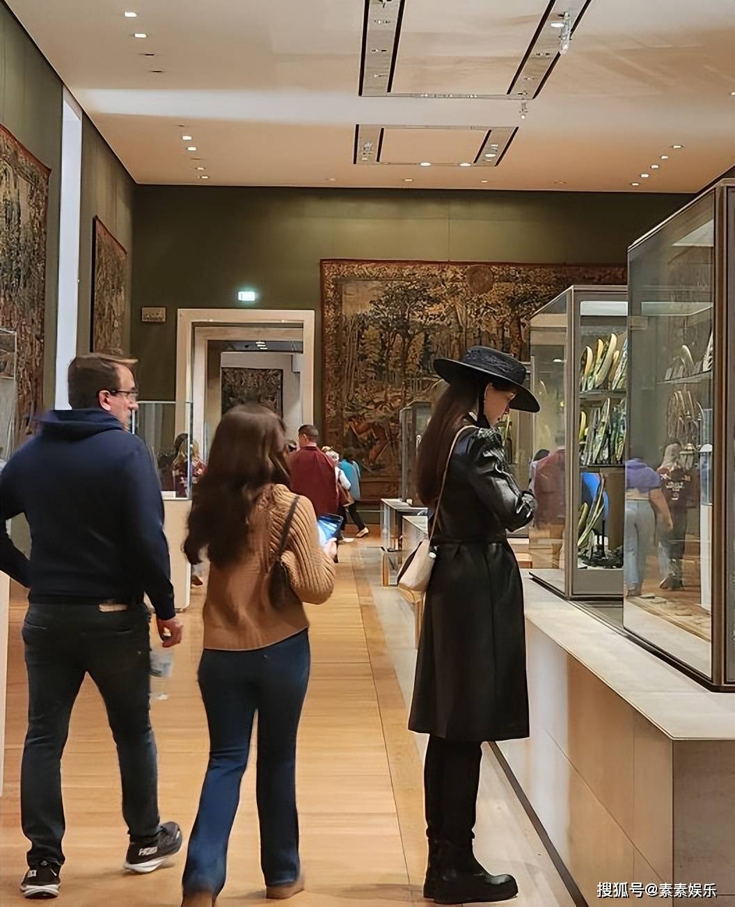 法国卢浮宫偶遇林志玲，穿长款黑皮衣又高又瘦，像模特一样好漂亮