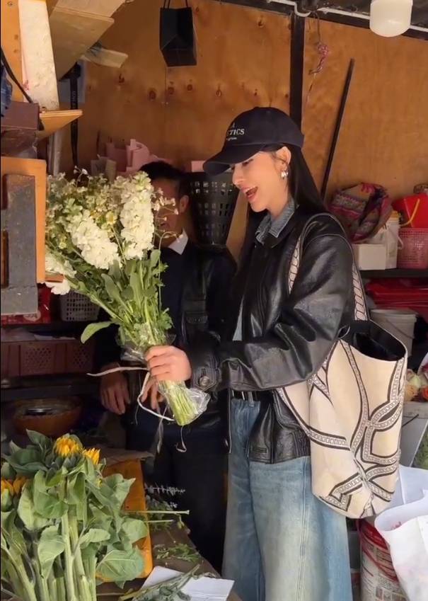 张俪时隔十年重回云南大理 油菜花田漫步轻松惬意