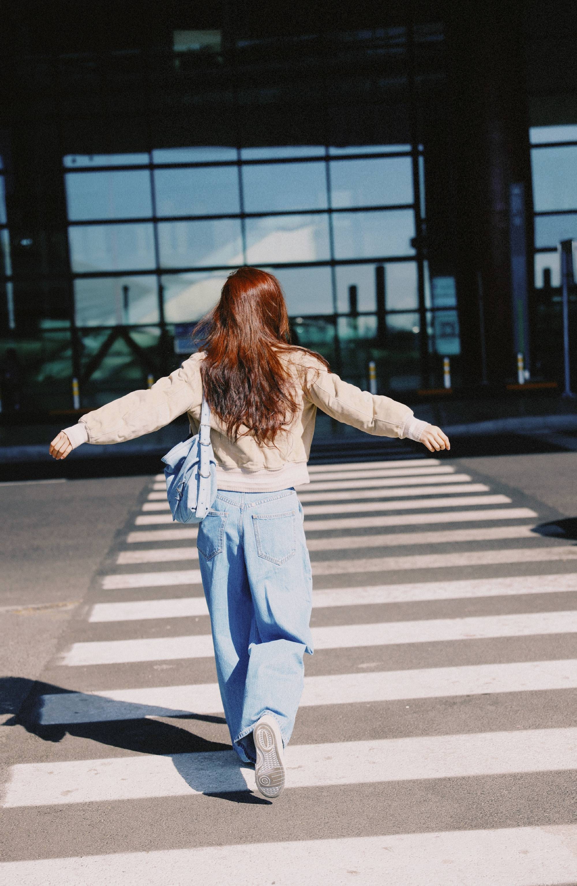 章若楠头染红发出发巴黎 侧身回眸一眼万年