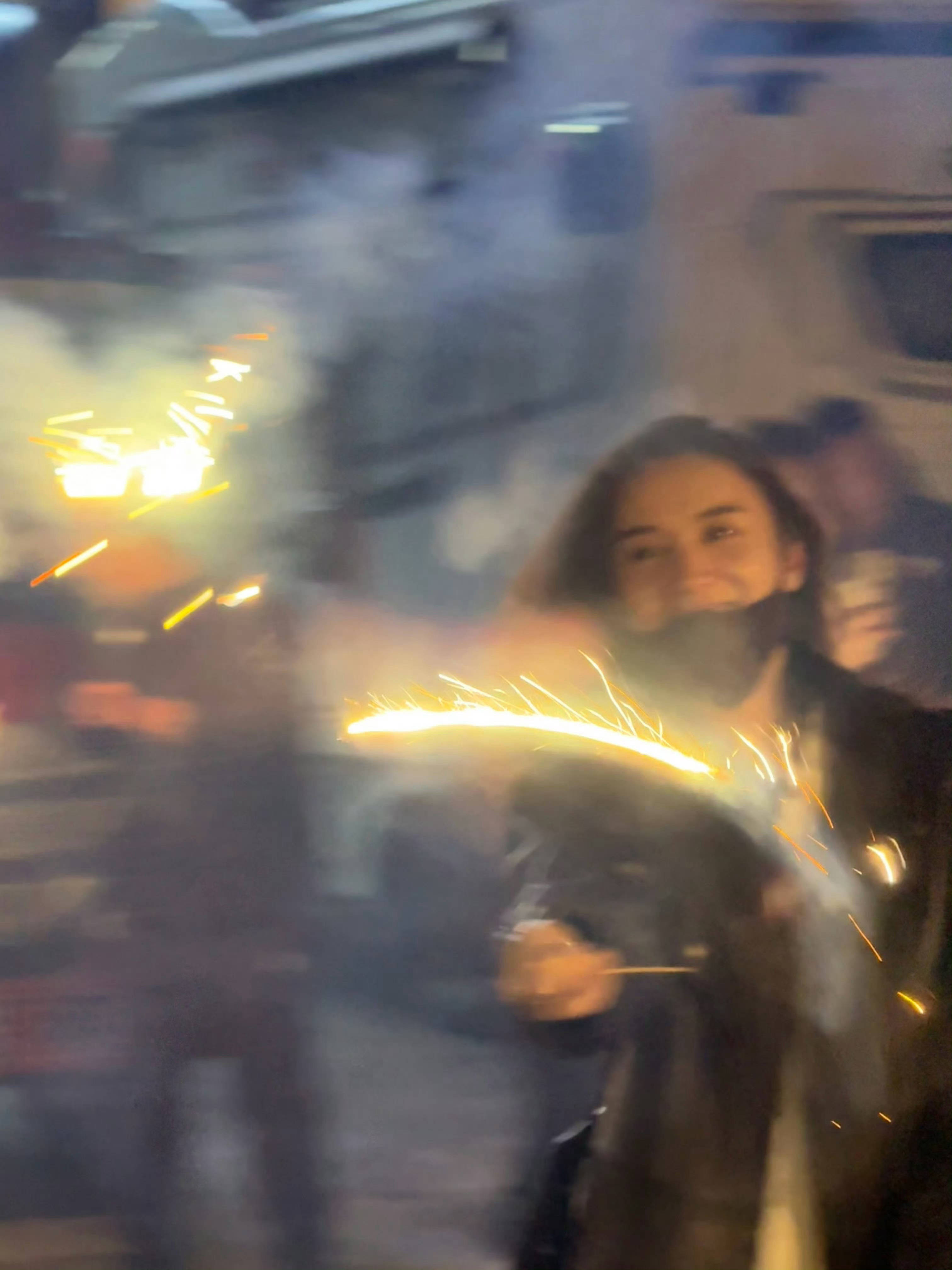 宋佳手持烟花对镜甜笑明媚自由 夜色下散发浓浓生命力