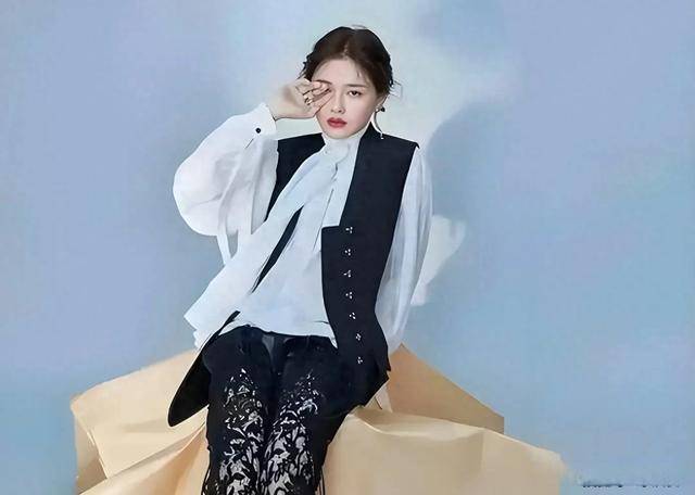 大S终于下葬，具俊晔憔悴抱着骨灰盒，小玥儿和弟弟冒雨送别妈妈