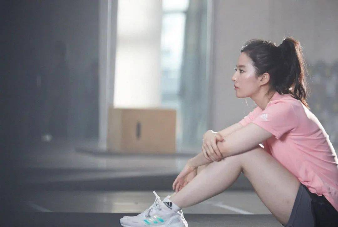 原创            刘亦菲跑步健身启示录：真正有力量的人，从不与自我缠斗