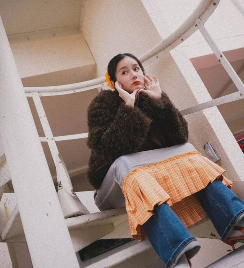 徐娇晒出了一组她的最新春日随拍照，感受微微海风清凉舒爽