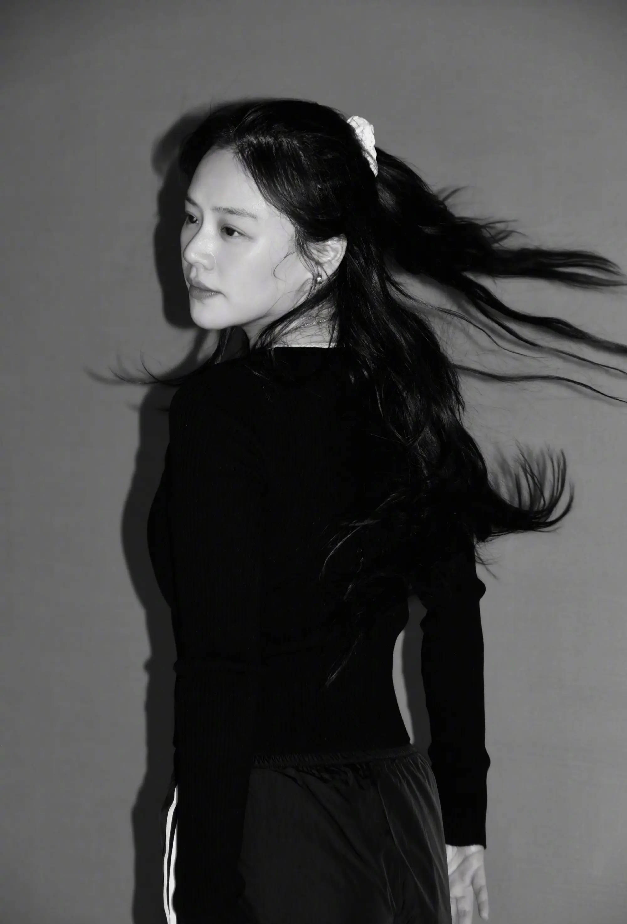 马思纯晒黑白光影练舞照 身姿窈窕纤细魅力四射