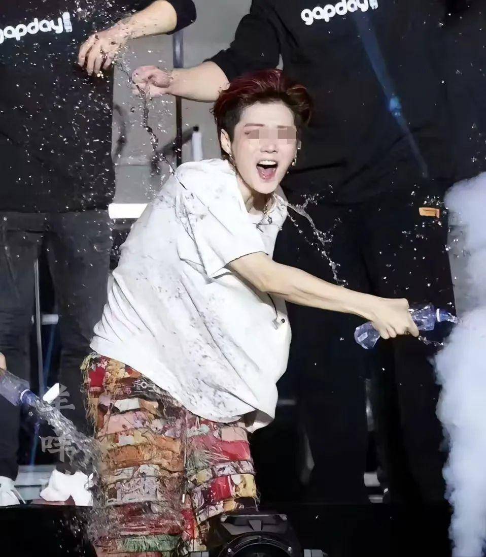 原创            “消失”三个月再回归，鹿晗颜值大回春，顶流风采再现