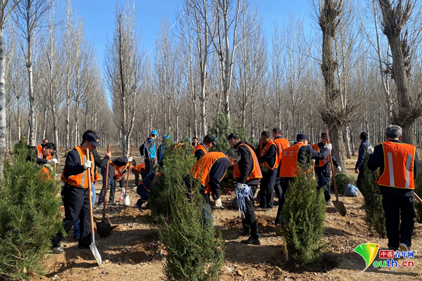 青年志愿者植树扮靓京承线 防范自然灾害守护铁路安全