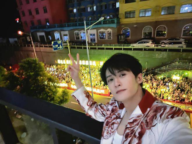 原创            曝湖南卫视保安打人，檀健次女粉被打还被脱衣服，现场画面太混乱