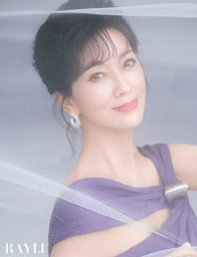 赵雅芝一袭纯白风衣美腿修长 淡妆出镜状态优雅冻龄