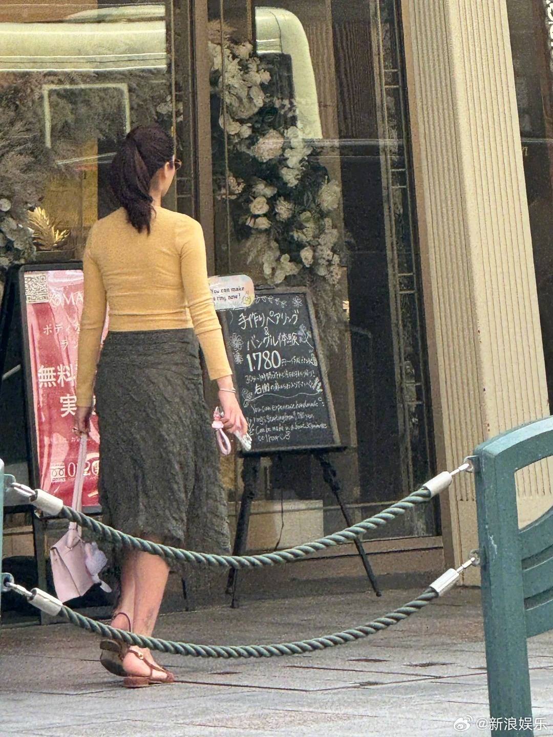 杨采钰与男友现身日本游玩 边走边扶腰孕肚超明显